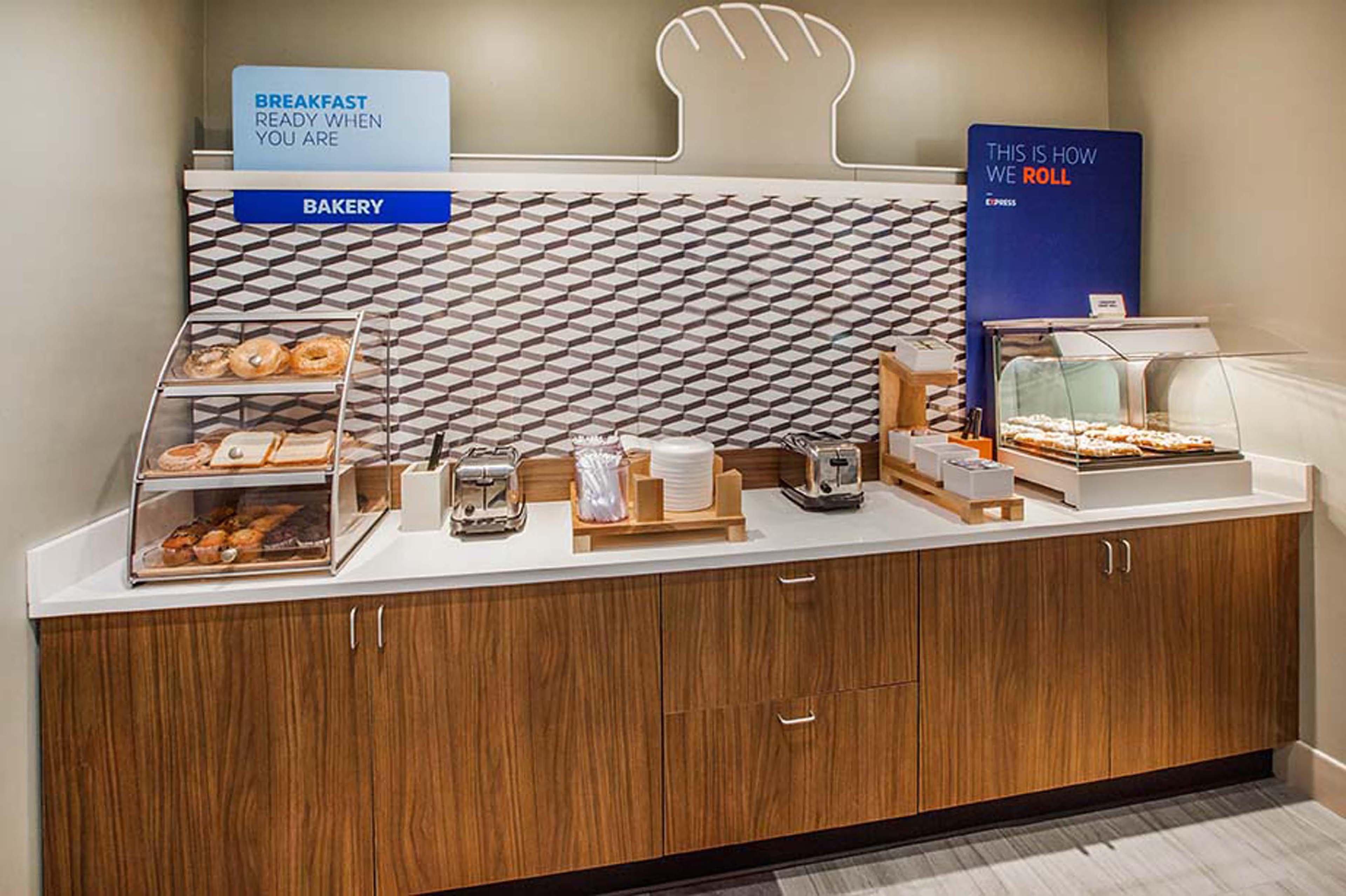 Holiday Inn Express & Suites Springfield By Ihg Bagian luar foto