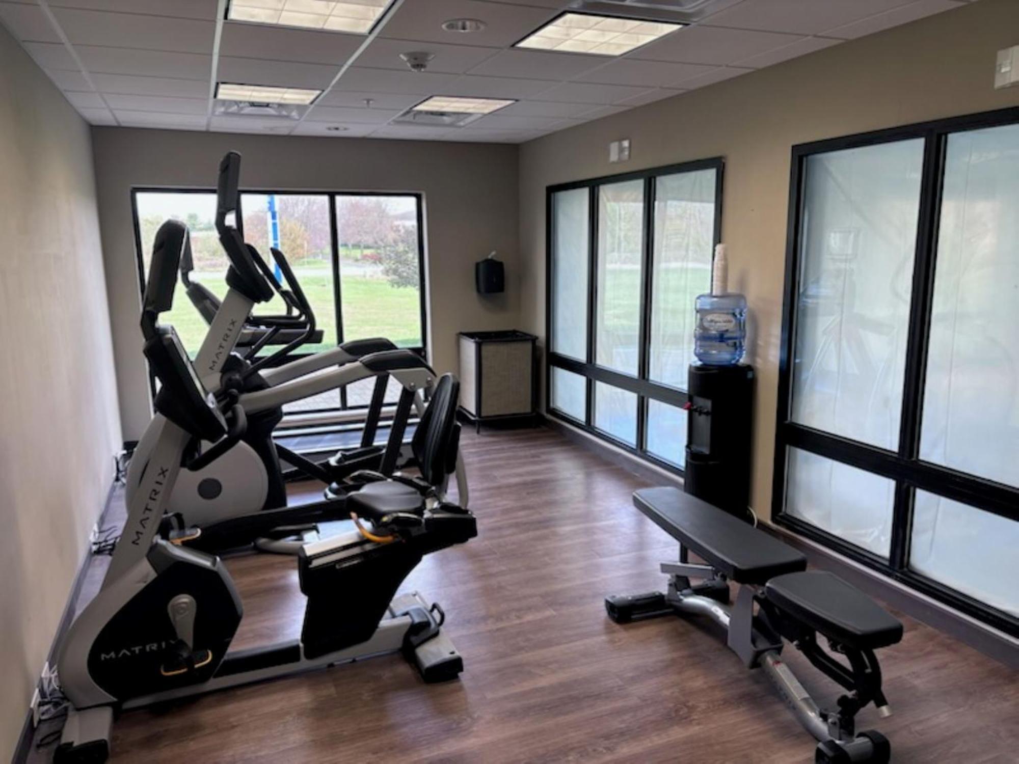 Holiday Inn Express & Suites Springfield By Ihg Bagian luar foto