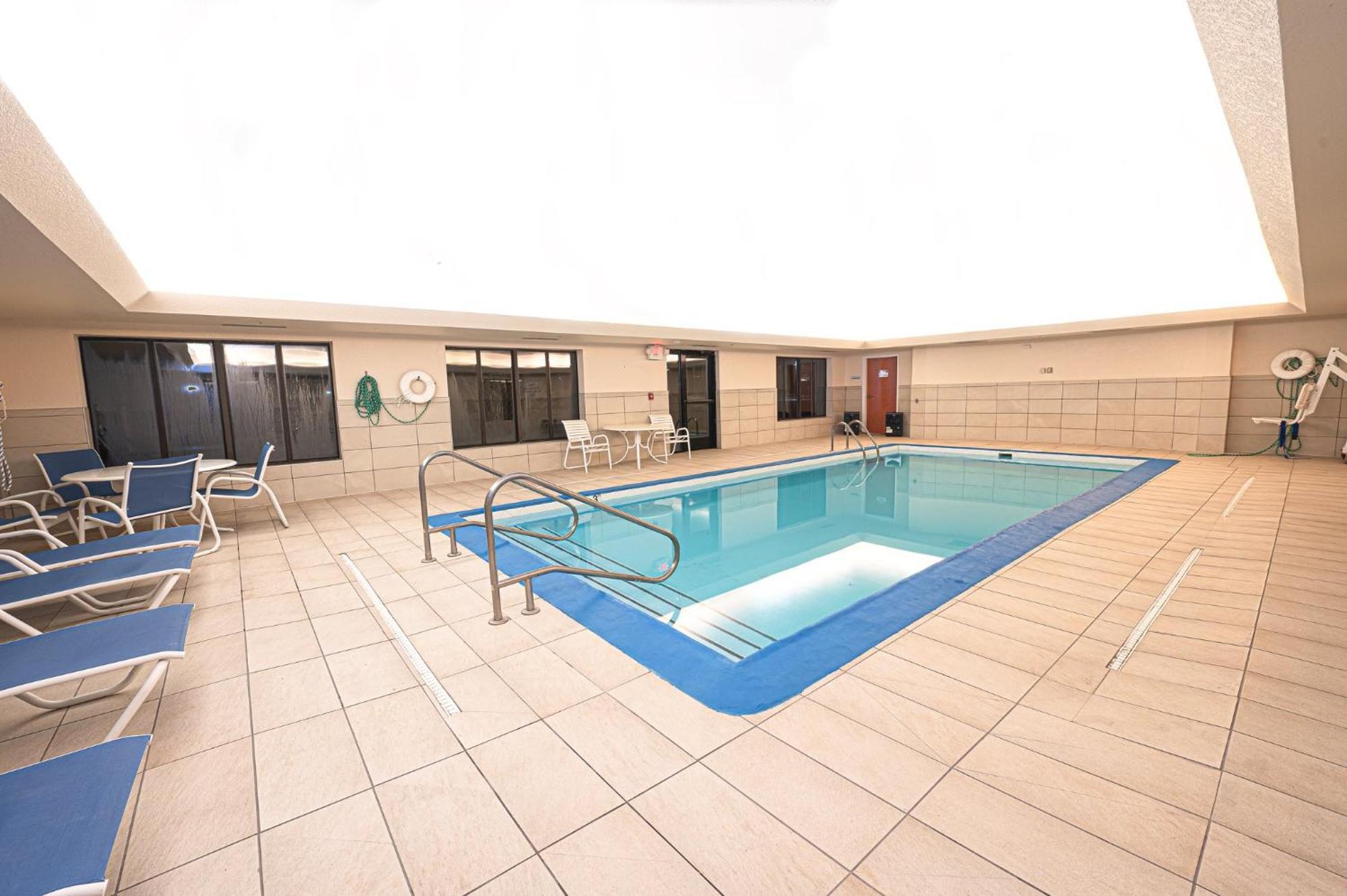 Holiday Inn Express & Suites Springfield By Ihg Bagian luar foto